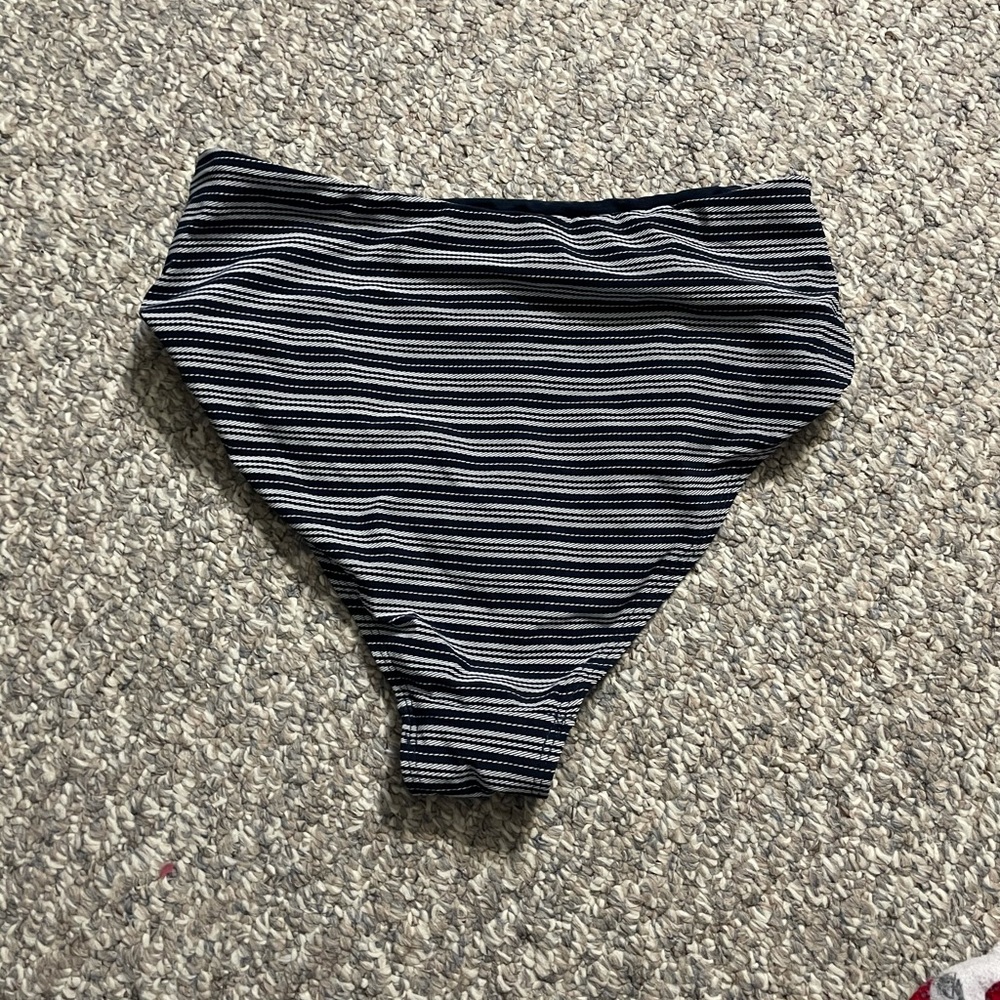BOGO 50%๐ Bikini Set - Picture 3 of 9